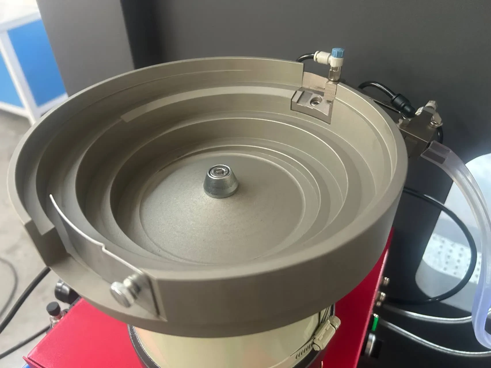 Automatic rivet vibratory bowl feeder for hydraulic riveting machine