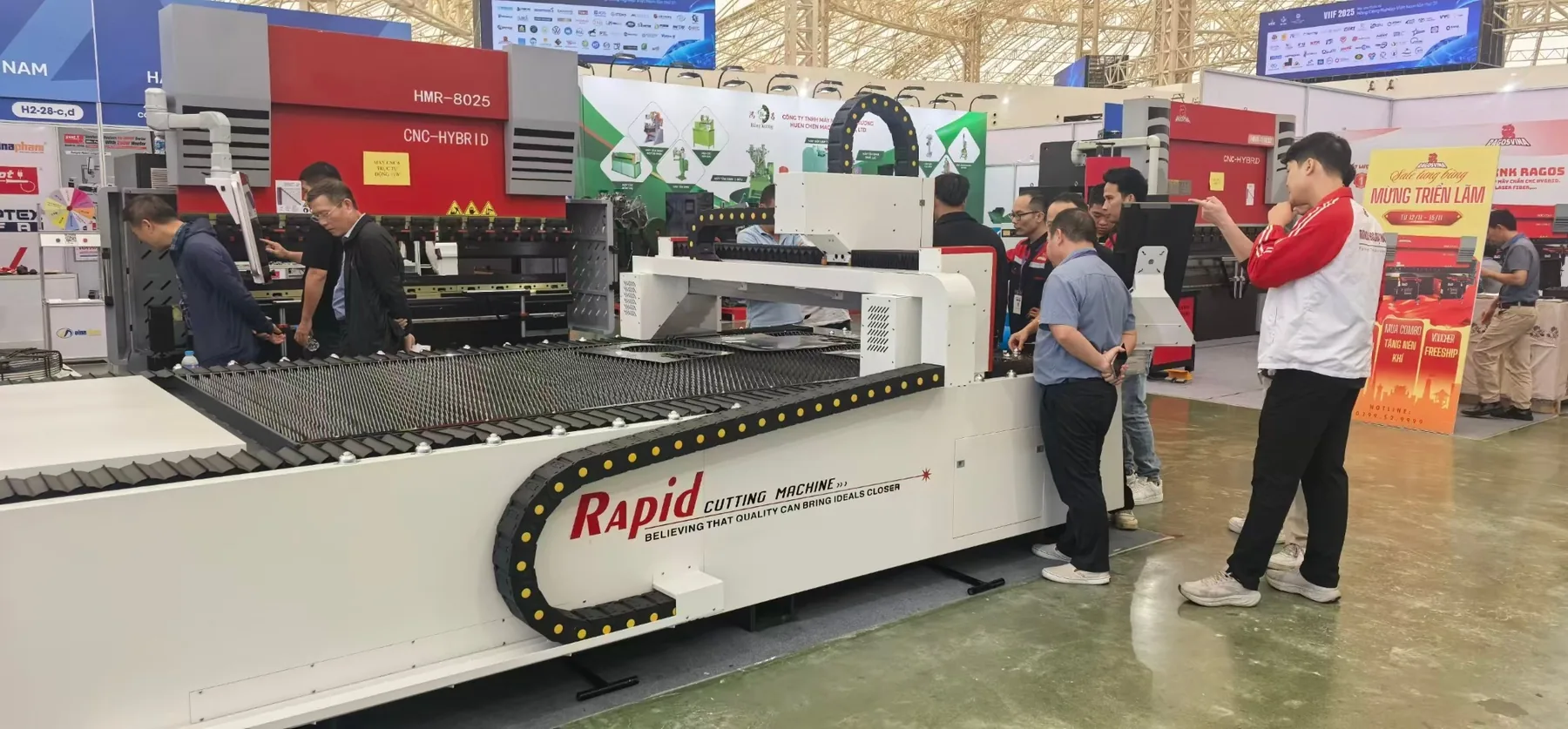 Fiber laser cutting machine exhibition demo
