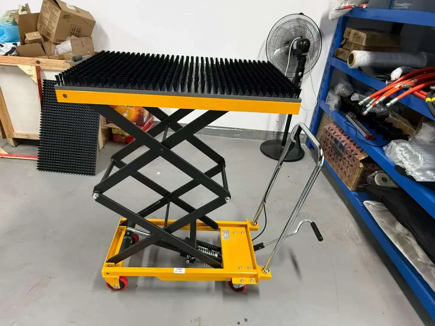 Optional hydraulic lift table for material handling with hydraulic riveting machine
