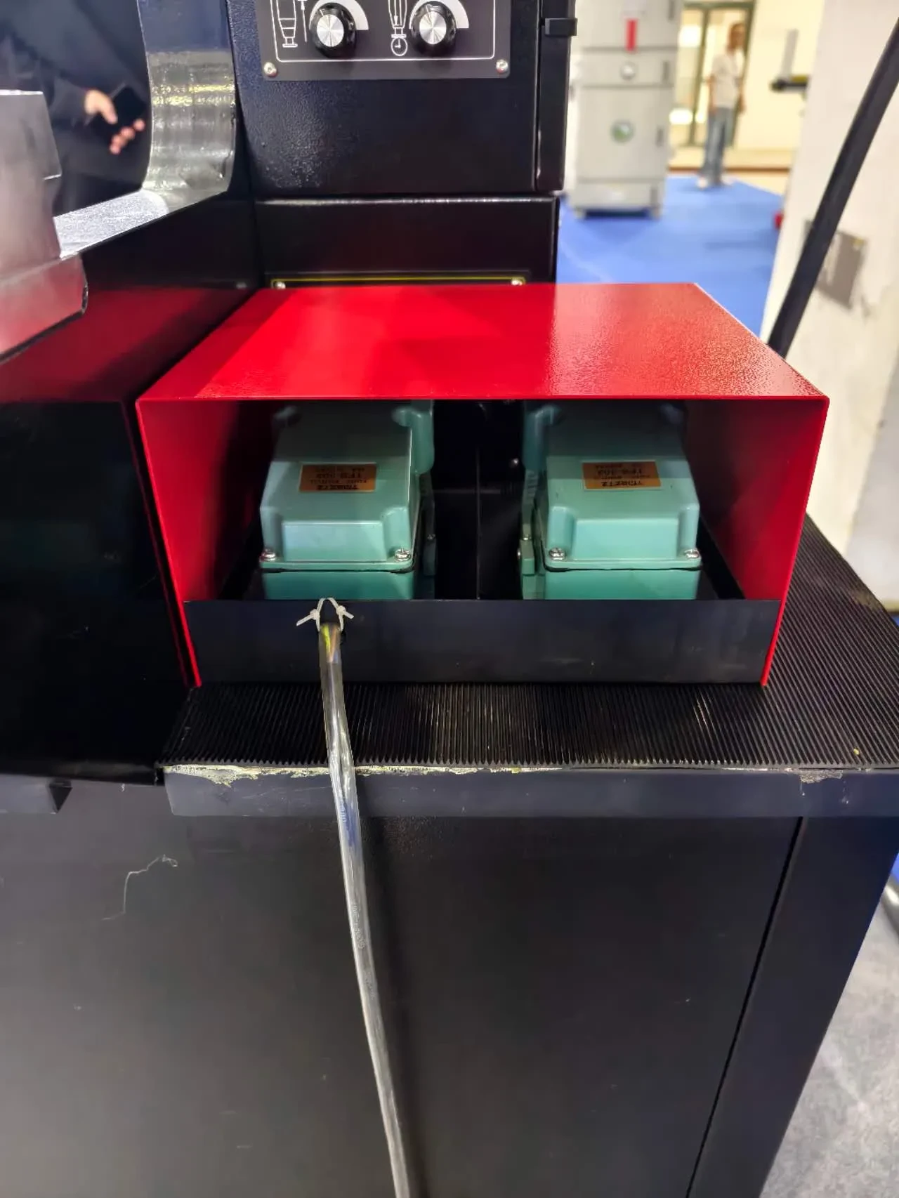 Hydraulic riveting machine foot pedals for operation control
