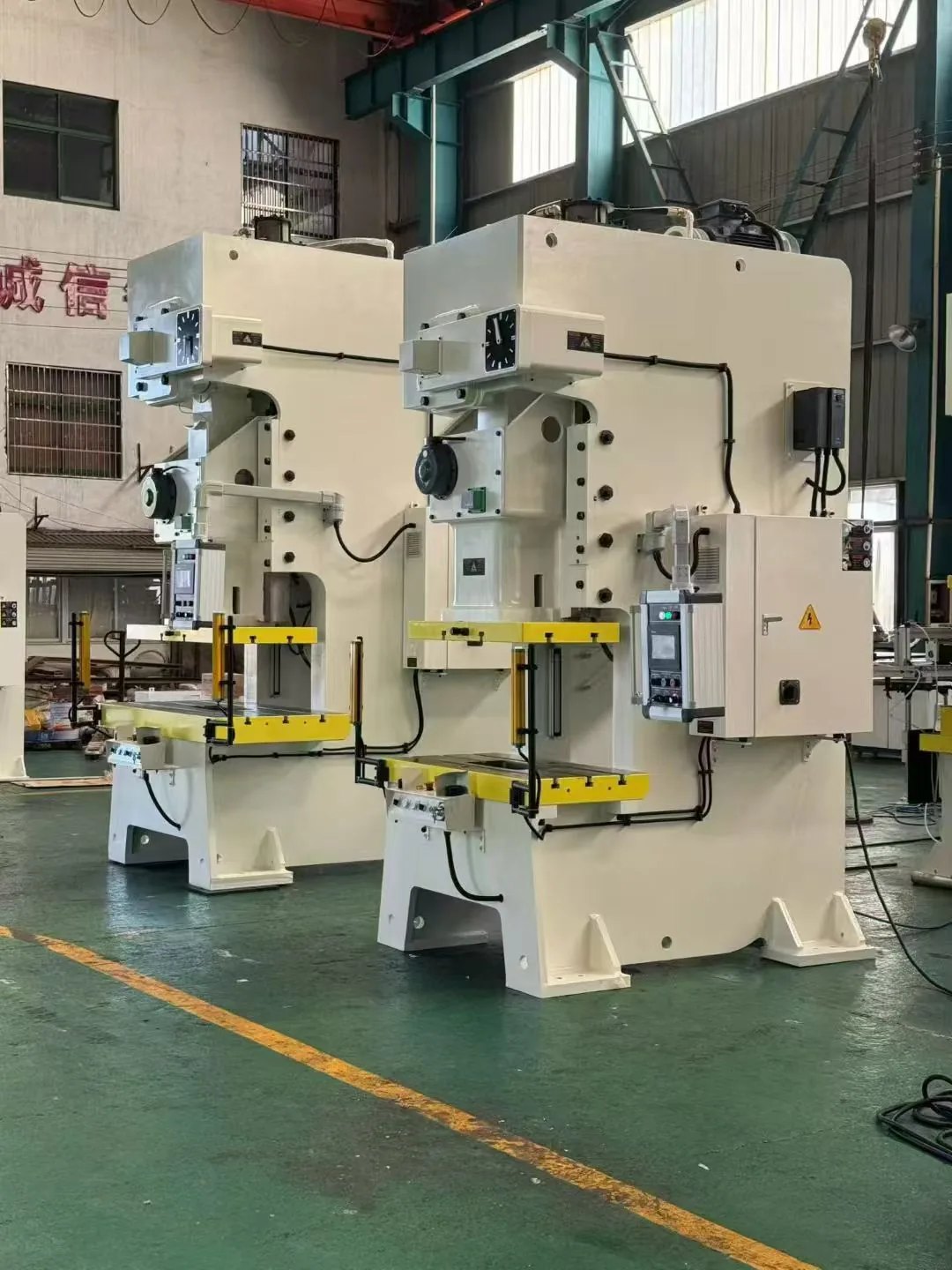 Pneumatic punching machine export loading truck