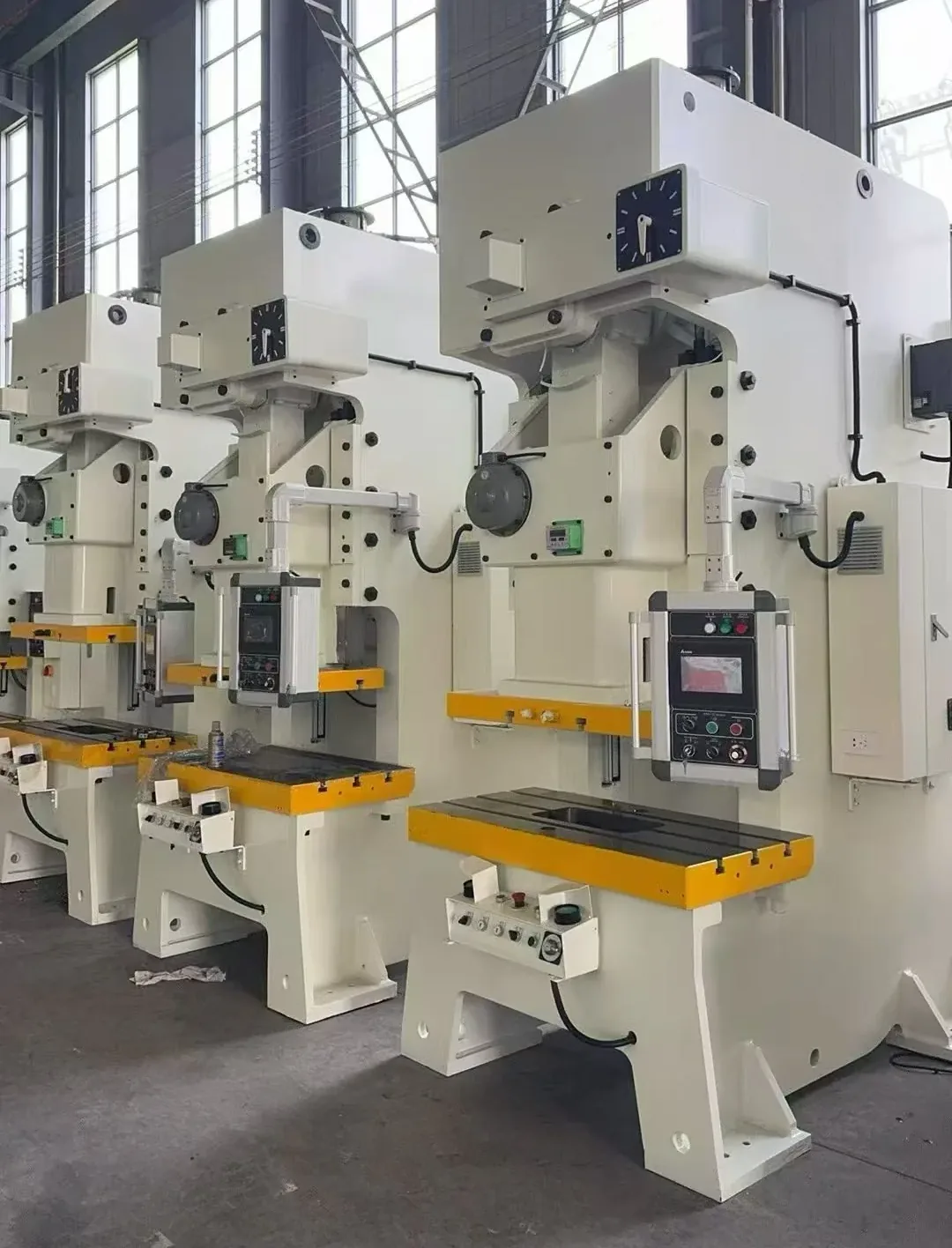Pneumatic punching machine super rigid frame and minimized frame deflection